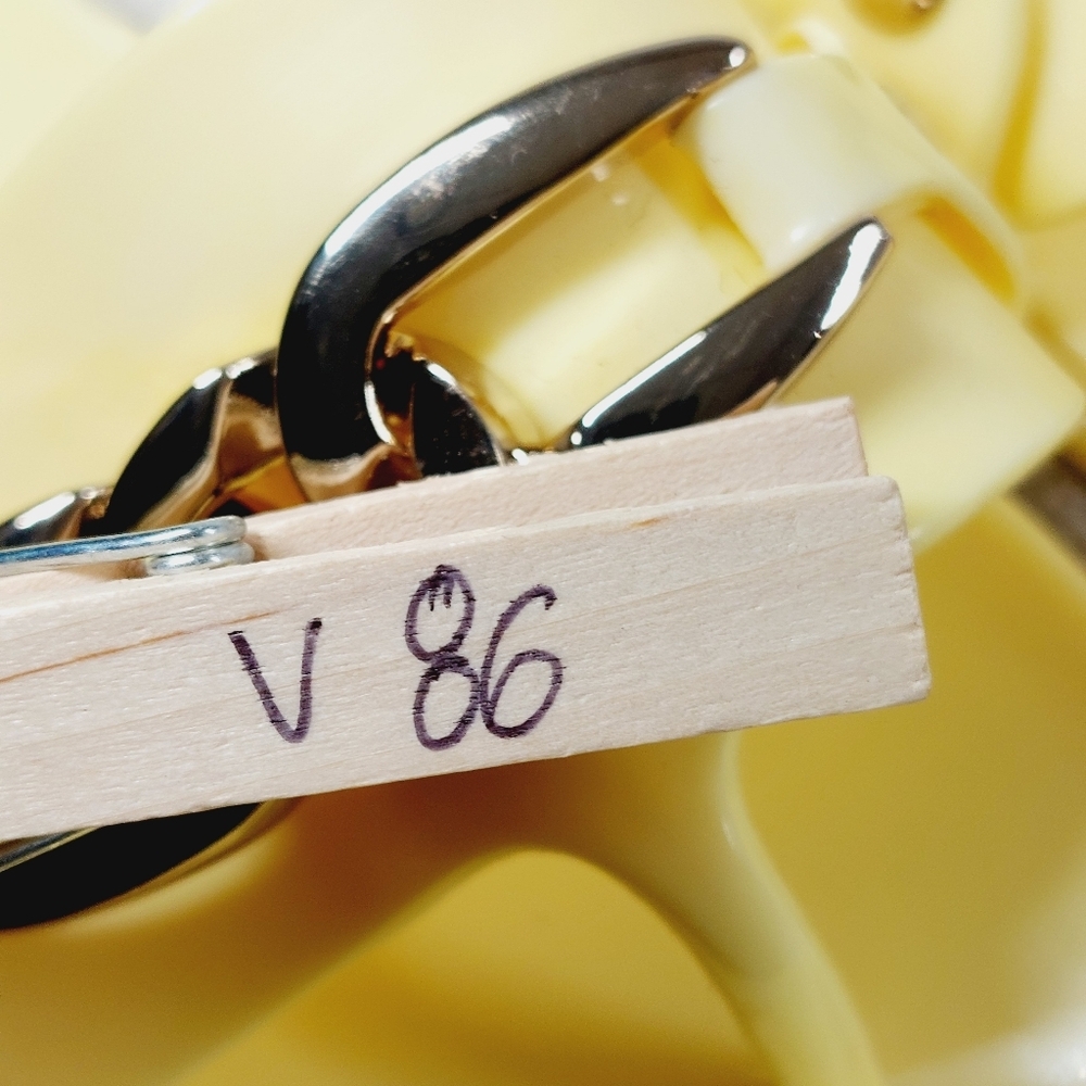 NEW Vince Camuto Evolet Yellow Chain Detail Thong Slide Sandals V86 - Picture 13 of 13